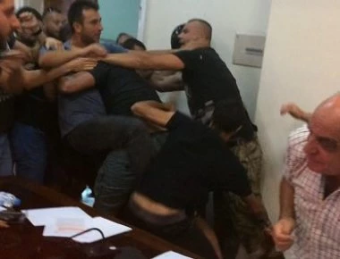 Αγριο ξύλο στο δημοτικό συμβούλιο Βόλου (φωτο- βίντεο)